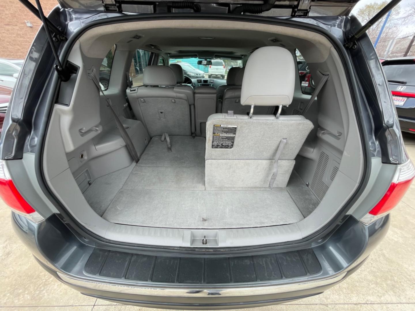 2013 Gray /Silver Toyota Highlander (5TDZK3EH0DS) with an V6 engine, Automatic transmission, located at 1501 West 15th St., Houston, 77008, (713) 869-2925, 29.797941, -95.411789 - Photo#7